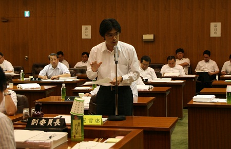 福岡県議会6月定例会の予算特別委員会のメンバーとして、11年度当初予算を審議しました。