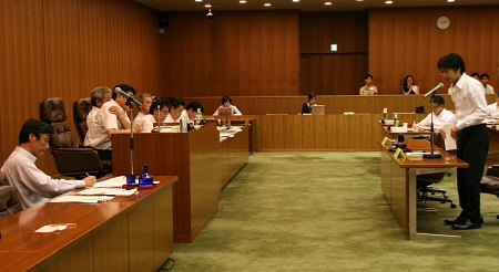 (委員会で質問に立つ田辺)