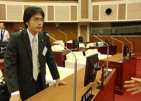台北市議会は改革が進み、議席にはマイクが設置されています。福岡県議会に取り込めないか。