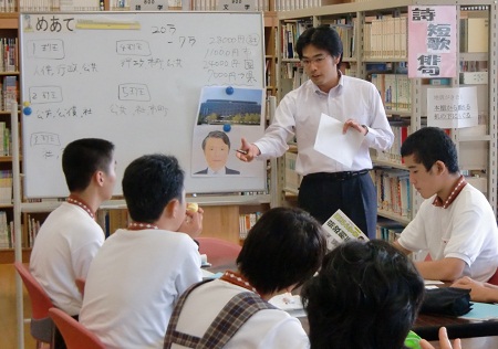 春日市の春日西中学校の授業「よのなか科」のゲストティーチャーに招いていただき、「政治の本質を学ぶ」のタイトルでお話ししました。