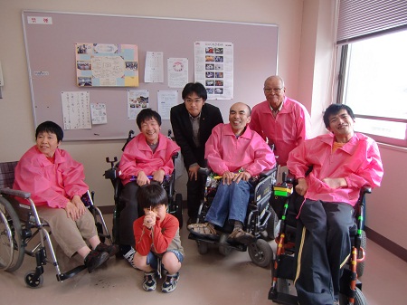 古賀市健康福祉まつりに参加。障がい者・高齢者福祉、医療、介護など様々な福祉テーマのイベント。写真は「コッコの会」のみなさんと。