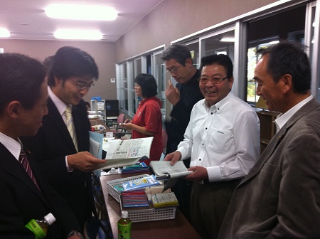 毎日新聞記者の先輩でもある古川忠県議らと鹿児島県志布志市の学童クラブ「太陽の子児童館」を視察。ヨコミネ式教育法について、横峯吉文氏から説明を受けました。