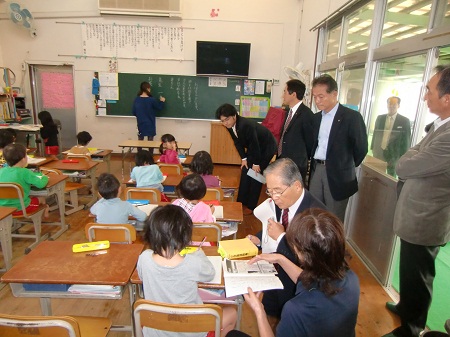 毎日新聞記者の先輩でもある古川忠県議らと鹿児島県志布志市の伊崎田保育園を視察。子どもの潜在的な力を引き出す幼児教育の重要性を学びました。