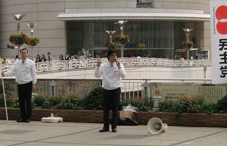 民主党福岡県連の若手で組織する「青年・国民運動委員会」(田辺は副委員長)で、改正NPO法と新寄付税制に関する説明会を開催。ゲストは辻元清美衆院議員と同制度に詳しい松原明氏。さらに小倉駅で若年層の政治参加を求める街頭演説も。