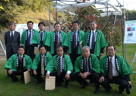 果樹振興議員連盟のメンバーで、福岡県農業総合試験場(筑紫野市)とJAにじ園芸流通センター(うきは市)を訪問。