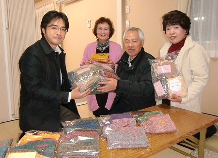 東北の被災地を再訪問。5月の訪問に続くもの。宮城県石巻市の仮設住宅(渡波第2団地)に古賀の住民の皆さんが心を込めて手作りした毛糸の靴下などを贈らせていただきました。大津波の被害に遭った沿岸部(石巻市、東松島市、女川町、南三陸町)を住民の方と歩き、被災当時の話や現在の課題、集積されたがれきの現実、漁業の現状などを聞かせていただきました。