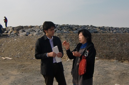 東北の被災地を再訪問。5月の訪問に続くもの。宮城県石巻市の仮設住宅(渡波第2団地)に古賀の住民の皆さんが心を込めて手作りした毛糸の靴下などを贈らせていただきました。大津波の被害に遭った沿岸部(石巻市、東松島市、女川町、南三陸町)を住民の方と歩き、被災当時の話や現在の課題、集積されたがれきの現実、漁業の現状などを聞かせていただきました。