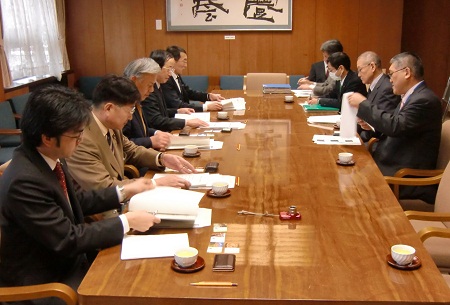 会派の政策審議会・企画会議のメンバーを中心に鳥取県を視察。原子力安全協定の「立地県並み」の締結に関し、先進事例から学ぶため。