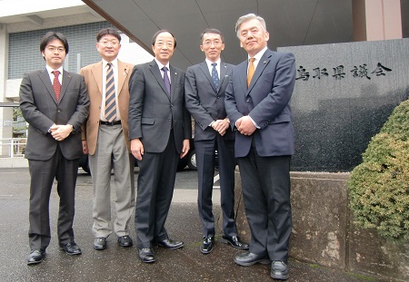 会派の政策審議会・企画会議のメンバーを中心に鳥取県を視察。原子力安全協定の「立地県並み」の締結に関し、先進事例から学ぶため。