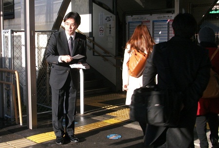 朝の駅立ちで挨拶、県政報告を配布。