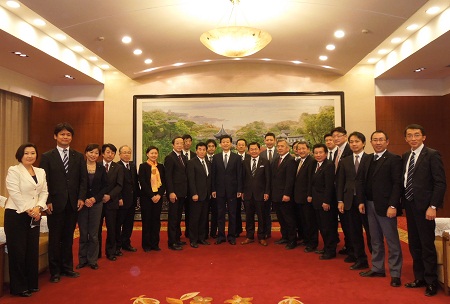 中国・江蘇省を所属会派で訪問。福岡県と江蘇省の友好親善20周年を迎える中、江蘇省人民代表大会、江蘇省政府の幹部の方と会見。友好のシンボルである「桜花園(桜の園)」を訪ねました。日中戦争当時の「南京事件」の記念館も視察。