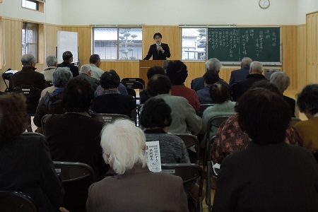薦野区老人クラブの定例会にお招きいただき、医療・介護問題に関して講演と意見交換。地域共生型介護「宅老所」の政策課題について述べました。
