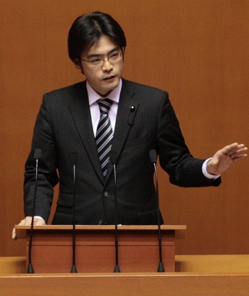 私は2011年11月末、単身、被災地を訪ね、応急仮設住宅の課題を聞かせていただきました。政治と行政は「自分たちなら、どんな仮設住宅なら、住んでいけるか」を具体的にイメージし、政策に生かしていかなければなりません。今回の質問では、仮設住宅の基本的な構造上の問題などが、福岡県の有事の際に生じないよう、平時における事前の備えの重要性を指摘し、体制強化を求めました。