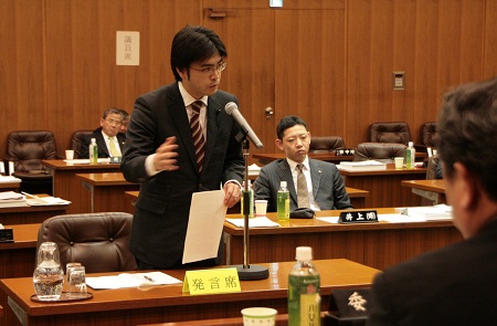 内容:超高齢社会を控え、買物難民対策は急務。商工政策の「出向く商店街事業」に加え、高齢者支援策の観点も重要であり、国の交付金事業「高齢者等地域支え合い体制づくり事業」を積極周知し、活用を促すべき。また、本事業は2012年度で終了予定のため、県は2013年度以降を視野に取り組みを進める必要がある。(県は同意=「主体的に、全庁的な体制で臨む」)