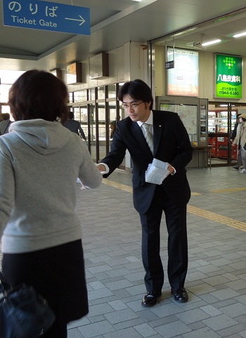 朝、JR古賀駅や千鳥駅に立ち、挨拶。県政報告第6号(2011年度総集編)を配布。