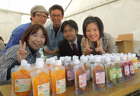 福岡メーデーに知事や国会議員、県議さんらと参加。古賀の特産品ブースにも。
