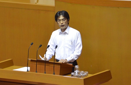 地域の教育力については、地元・古賀市に好事例があります。古賀東小学校の敷地内を拠点に、世代間交流とシニアの生きがいづくりに取り組む「えんがわくらぶ」です。知事は「学校と連携した世代間交流に取り組んでおられる優れた活動」、教育長も「子どもたちのコミュニケーション能力を高め、豊かな人間性や敬愛の精神を養う。活力ある地域づくりに役立つ」と述べ、ともに高く評価し、県内における世代間交流の推進を約束しました。