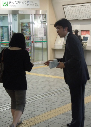 JR古賀駅や千鳥駅に立ち、挨拶。県政報告第7号を配布。