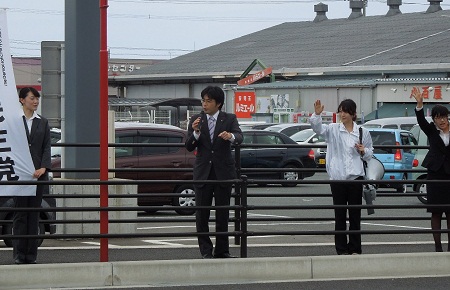 古賀市内各地で街頭演説を実施。民主党福岡県連学生部の皆さんと一緒に。