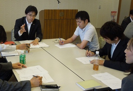 民主党福岡県連の青年・国民運動委員会が主催する「政治スクール」で、「地方が自立するために必要なこと」をテーマに大学生や同世代の社会人の皆さんと議論。この日の講師には原口一博衆議院議員をお招きしました。