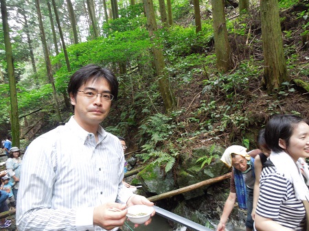 古賀市米多比区の山中にある「不入谷」で開かれる恒例の「そうめん流し」に参加。