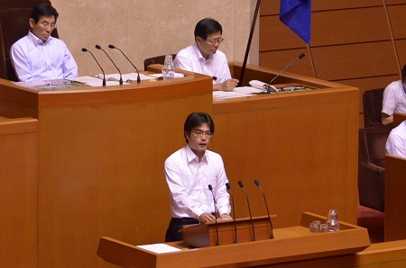 教育長も問題意識を共有し、「インターネット等による心身の健康への影響も考えられることから、子どもに対するメディアの影響について調査や提言を行っているNPO法人など団体の調査方法も参考に、実態把握に努める」と表明。さらに「教員がネット依存の実態や心身への影響などについてさらに理解を深め、指導力を高められるよう研修を充実させ、従来の情報モラルに加えて『ネット依存』の危険性についても(児童や生徒に)指導する必要がある」と述べました。いずれも提案が受け入れられたものです。