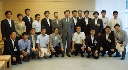 民主党青年局の全国ブロック世話人会議に沖縄・九州ブロック幹事として参加。野田佳彦首相と官邸で面会させていただきました。