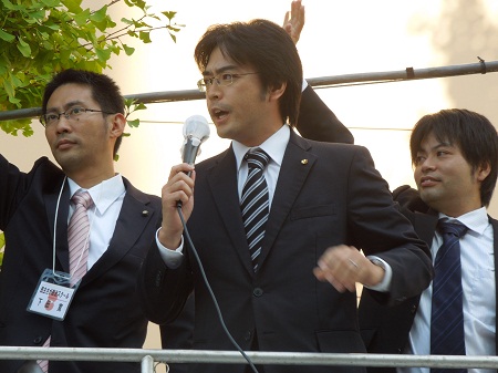 民主党沖縄・九州ブロック青年局で主催している沖縄・九州一周街頭演説の一環で、JR佐賀駅前で演説。