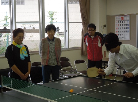 古賀市民健康スポーツの日のイベントで、視覚障がい者のサウンド・テーブル・テニスを体験。