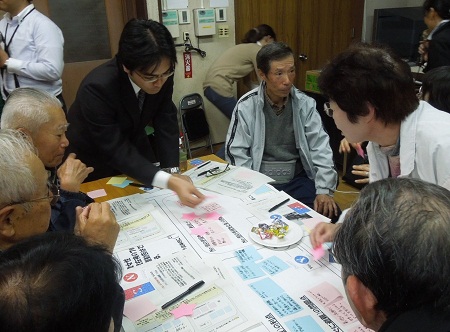 福岡県の「災害時要援護者避難支援事業」のモデル地区に選定された古賀団地区でワークショップに参加。