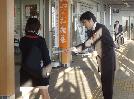 朝、地元の古賀駅、ししぶ駅、千鳥駅に立ち、挨拶。