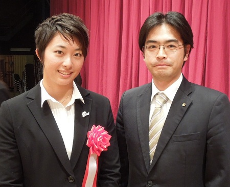 ロンドンオリンピックとロンドンパラリンピックで活躍した福岡県ゆかりのメダリストや出場選手の栄誉を称える「県民スポーツ栄誉賞・感謝状贈呈式」に出席。競泳の鈴木聡美選手らを祝福。