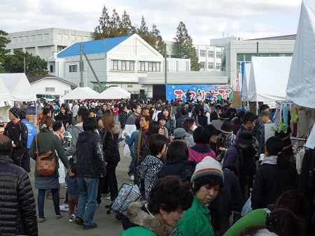 第28回まつり古賀に参加し、開会式で挨拶。「K-1(古賀の一品)グランプリ」の審査や様々な出店を楽しませていただきました。
