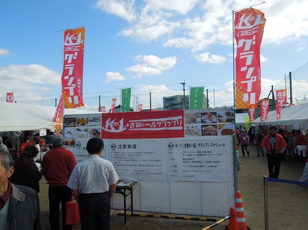 第28回まつり古賀に参加し、開会式で挨拶。「K-1(古賀の一品)グランプリ」の審査や様々な出店を楽しませていただきました。