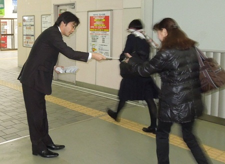 JR古賀駅で挨拶、県政報告を配布。