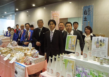 福岡県議会12月定例会が開会。障がい者の皆さんがつくった「まごころ製品」の巡回型アンテナショップが議会棟で開店し、私も交流。