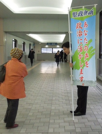 第1週から朝のJR古賀駅や千鳥駅に立ち、挨拶。