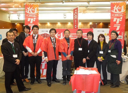 福岡県が農林漁業の「6次産業化」を推進する事業の一環として販路開拓を支援するために開催した「ふくおか『農と商工の自慢の逸品』展示商談会」に参加。「K-1(古賀の一品)」を打ち出す地元・古賀市の皆さんとともに。