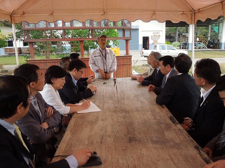所属会派のメンバーでASEAN(東南アジア諸国連合)後発国・ラオスを視察。首都ビエンチャンなどを訪ね、計画投資省大臣や全国商工会議所幹部らと会見。先行進出している日系企業やJICAラオス事務所、農業、教育の現場を視察しました。 →意義や成果をまとめた報告書()。