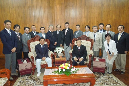 所属会派のメンバーでASEAN(東南アジア諸国連合)後発国・ラオスを視察。首都ビエンチャンなどを訪ね、計画投資省大臣や全国商工会議所幹部らと会見。先行進出している日系企業やJICAラオス事務所、農業、教育の現場を視察しました。 →意義や成果をまとめた報告書()。