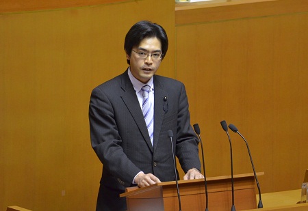 私からは、知事に「K-1」の取り組みを示したうえで、県が配置した「農商工連携アドバイザー」や、県主催の商談会などの成果と課題を質問。知事は商談が成立した事例があることや、参加者アンケートから供給体制など様々な課題が見えたことを挙げ、「今後さらに商談の成果が上がるよう、課題を踏まえ、生産者に対するアドバイザーの派遣や商取引に関わる研修会の充実を図っていく」「市町村とも連携して、地域における農商工連携の取り組みを支援していく」と前向きな姿勢を明らかにしました。