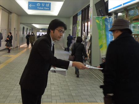 仕事始めから地元の各駅に立ち、挨拶。