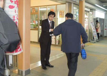 仕事始めから地元の各駅に立ち、挨拶。
