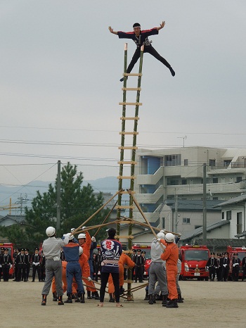 古賀市消防団と粕屋地区消防本部の出初式。成人式や記念駅伝へも。