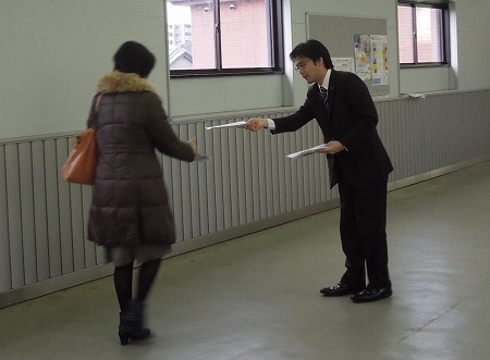 地元の古賀駅や千鳥駅に立ち、挨拶。県政報告を配布。