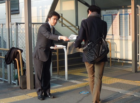 地元の古賀駅や千鳥駅に立ち、挨拶。県政報告を配布。