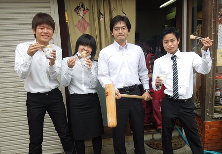 インターンの大学生と一緒に「ふれあい館」のもちつきへ。だじゃれの腕前を競う「D-1グランプリ福岡県大会」では挨拶も。