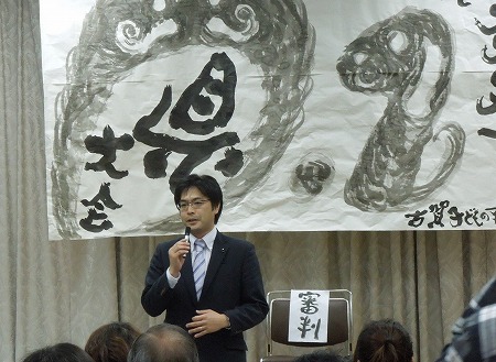 インターンの大学生と一緒に「ふれあい館」のもちつきへ。だじゃれの腕前を競う「D-1グランプリ福岡県大会」では挨拶も。