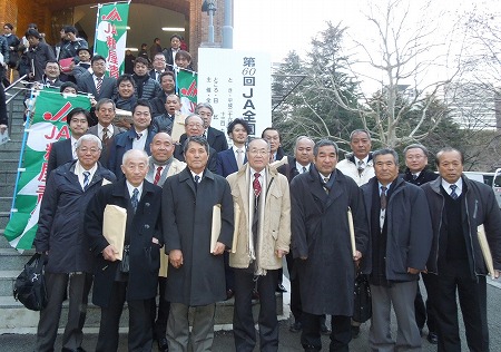 全国の若手農業者の皆さんが集結する「第60回 JA全国青年大会」が12、13両日、東京・日比谷公会堂で開催され、私は地元・古賀市を含むJA粕屋青年部の皆さんと一緒に参加。古賀の若手農業者の皆さんの取り組みが「JA青年組織活動実績発表全国大会」で最優秀賞に選ばれ、心から感激。全国農協青年組織協議会(JA全青協)の役員の皆さんとも交流。