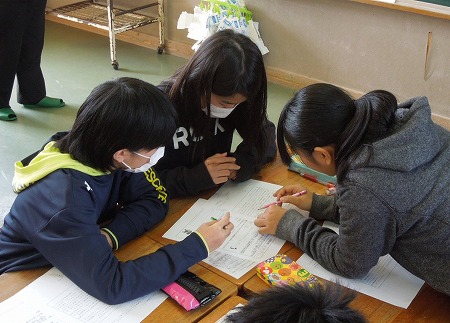 学校で子どもたちが互いに教え合う「学びの共同体」の取り組みを学ぶため、所属会派のメンバーで沖縄県国頭村の辺土名小学校と国頭中学校を視察。